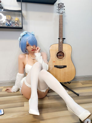 [COS Welfare] Douyu Anchor Kleine Hexe Luna - Rem Hochzeitskleid