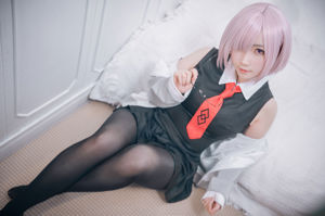 [Net Red COSER Photo] La ragazza carina leggermente sensuale è l'ultima parola: l'uniforme e il gatto di Matthew sotto i vestiti