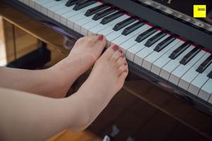 Qiqi "Piedi sui tasti bianchi e neri del pianoforte" [异 思 趣向 IESS] Sixiangjia 279