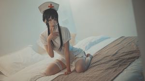 COSER làm đẹp từng tháng su "Little Nurse"