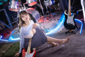 [Internet celebrity COSER photo] Two-dimensional girl hugs Mo Zi aa-guitar sister