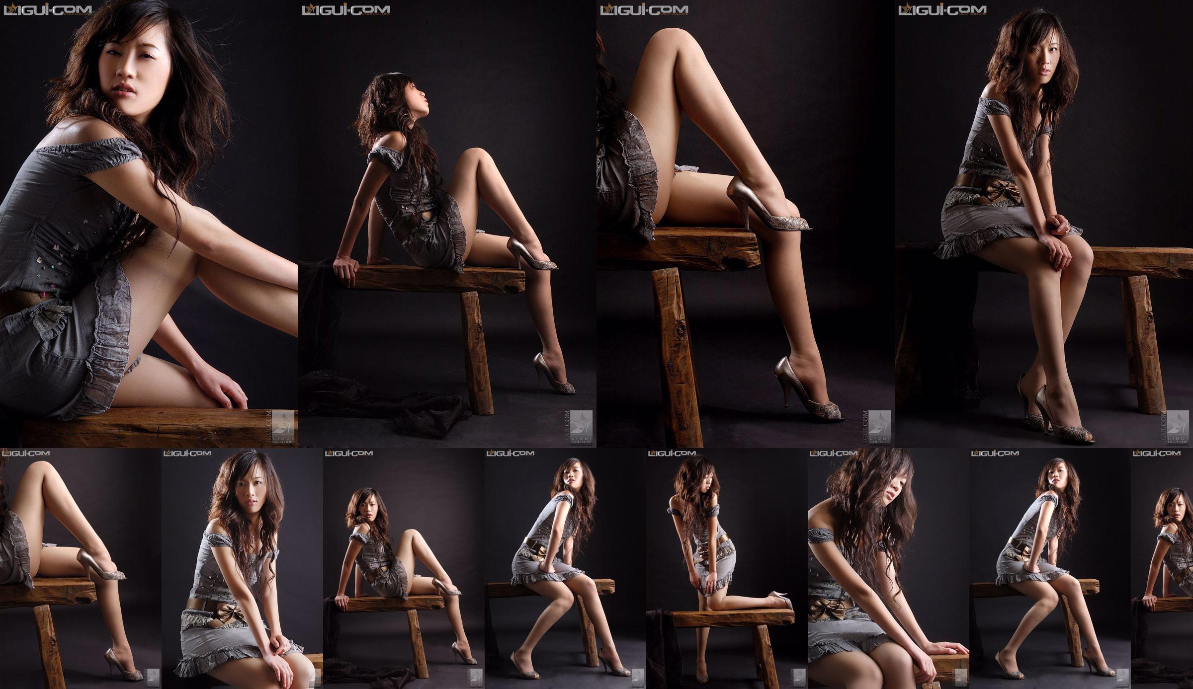 Model Wang Xin "Yi Ren Sitting Alone, Beautiful Eyes Blurred" [丽柜LiGui] Silk Foot Photo No.e718ca Page 1